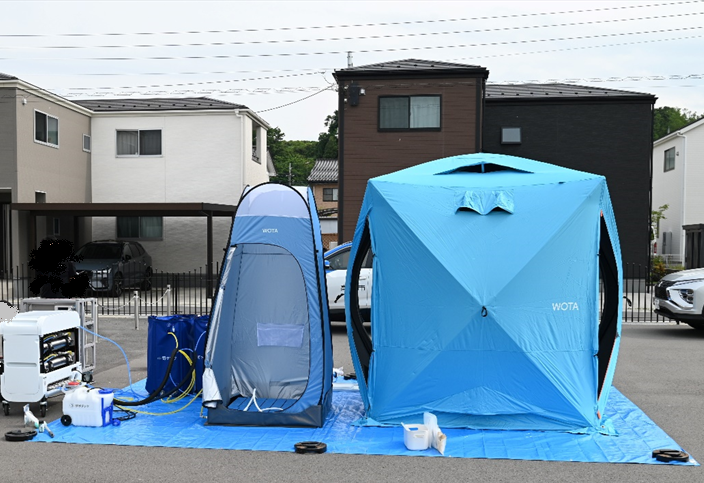 脱衣テントやシャワーブースがセットになっている