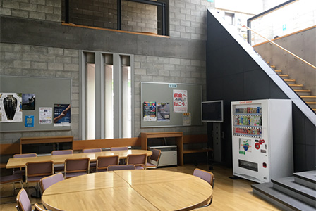 北海道ハイテクノロジー専門学校の本校舎ラウンジ