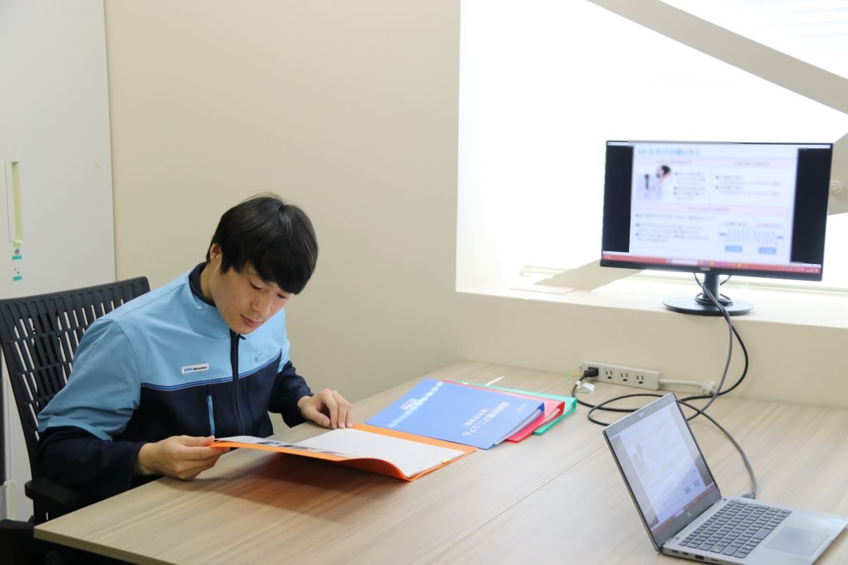 ノウハウが詰まったオリジナルマニュアルを用いて研修を実施